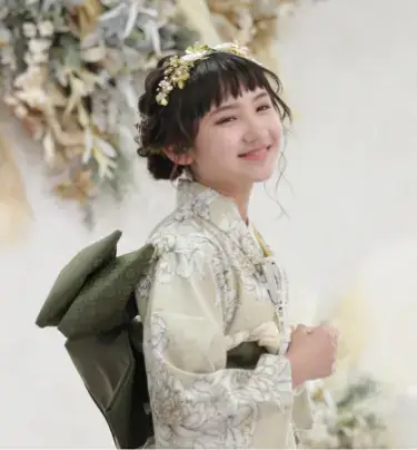 華やかな花冠と淡い着物が可憐な女の子のととせの記念写真