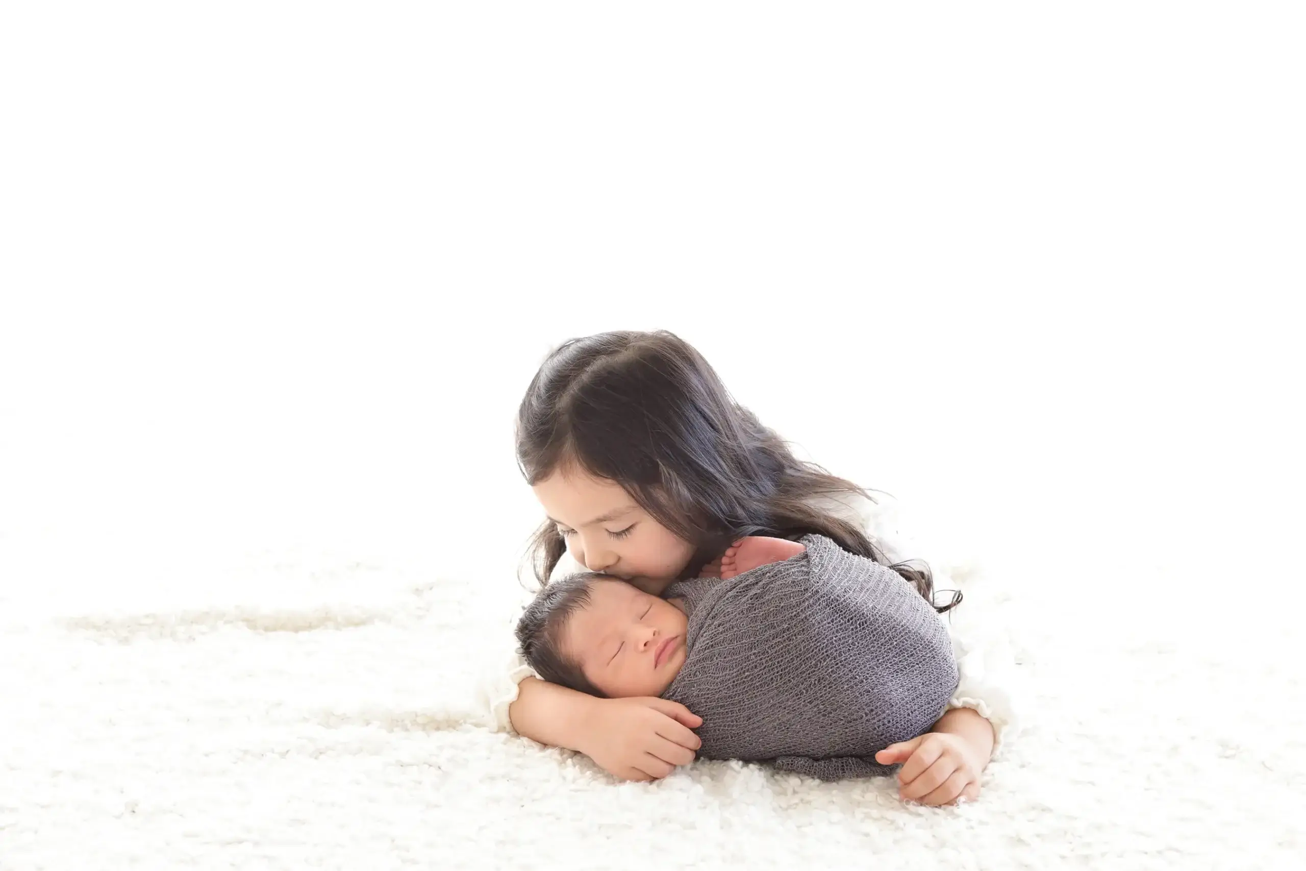ニューボーンプランで撮影された新生児と女の子の写真