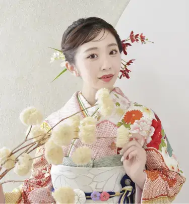 カラフルな振袖で花を手にした女性の成人式写真