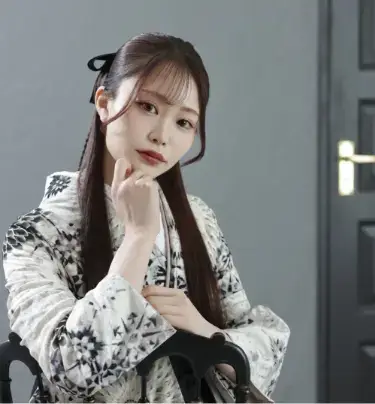 白黒のシックな卒業袴の着物を着た女性のスタイリッシュなポートレート