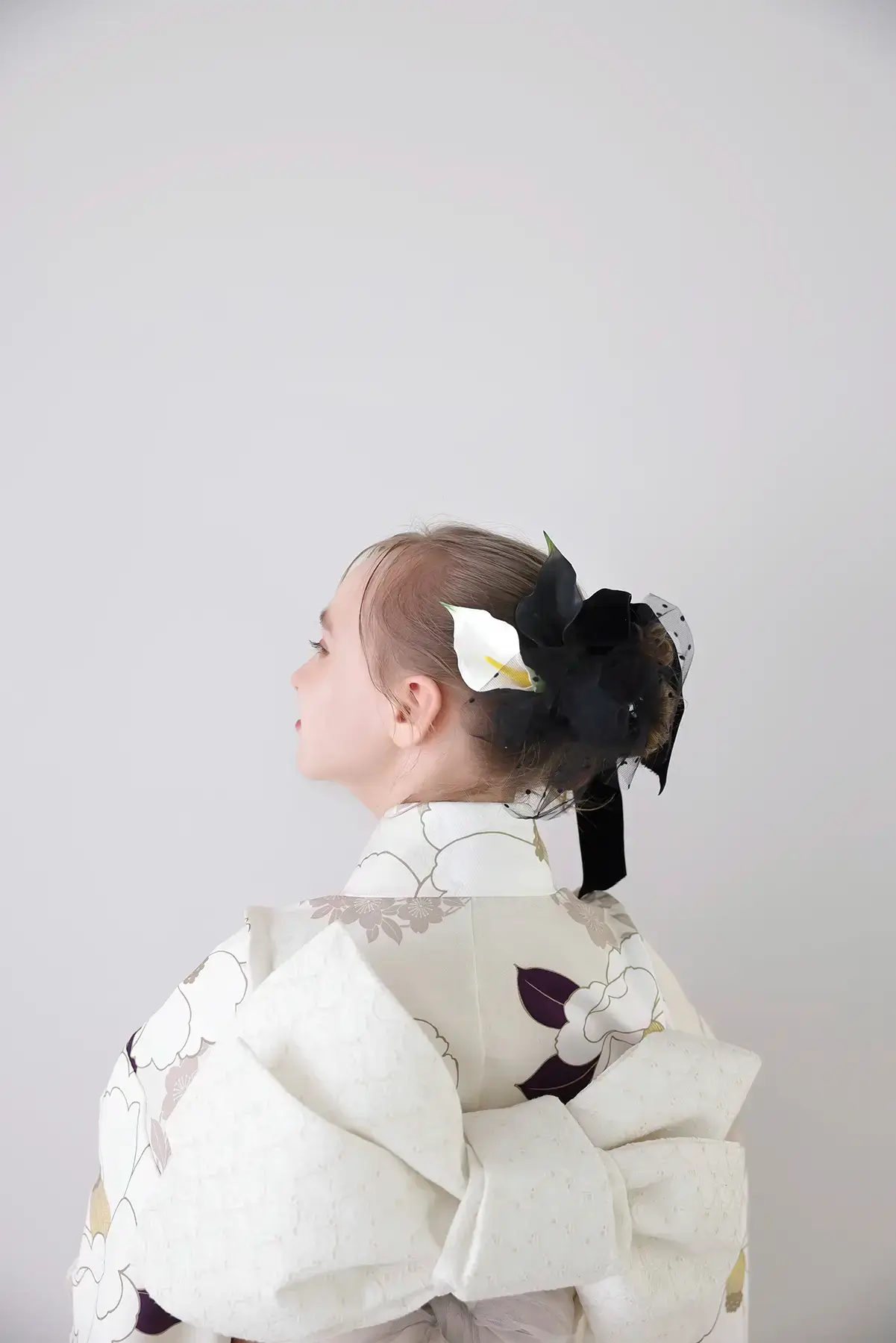 モダンな柄の着物を着た十三参りの女の子の後ろ姿と髪飾りのディテール