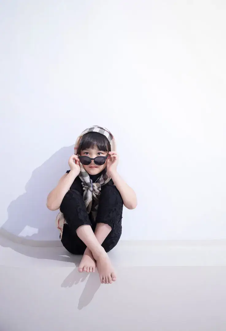 スカーフとサングラスでおしゃれにポーズを決める女の子のファッション撮影