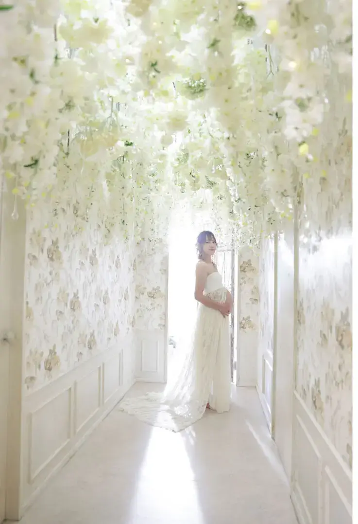 白い花が天井を彩る幻想的なマタニティフォトの背景