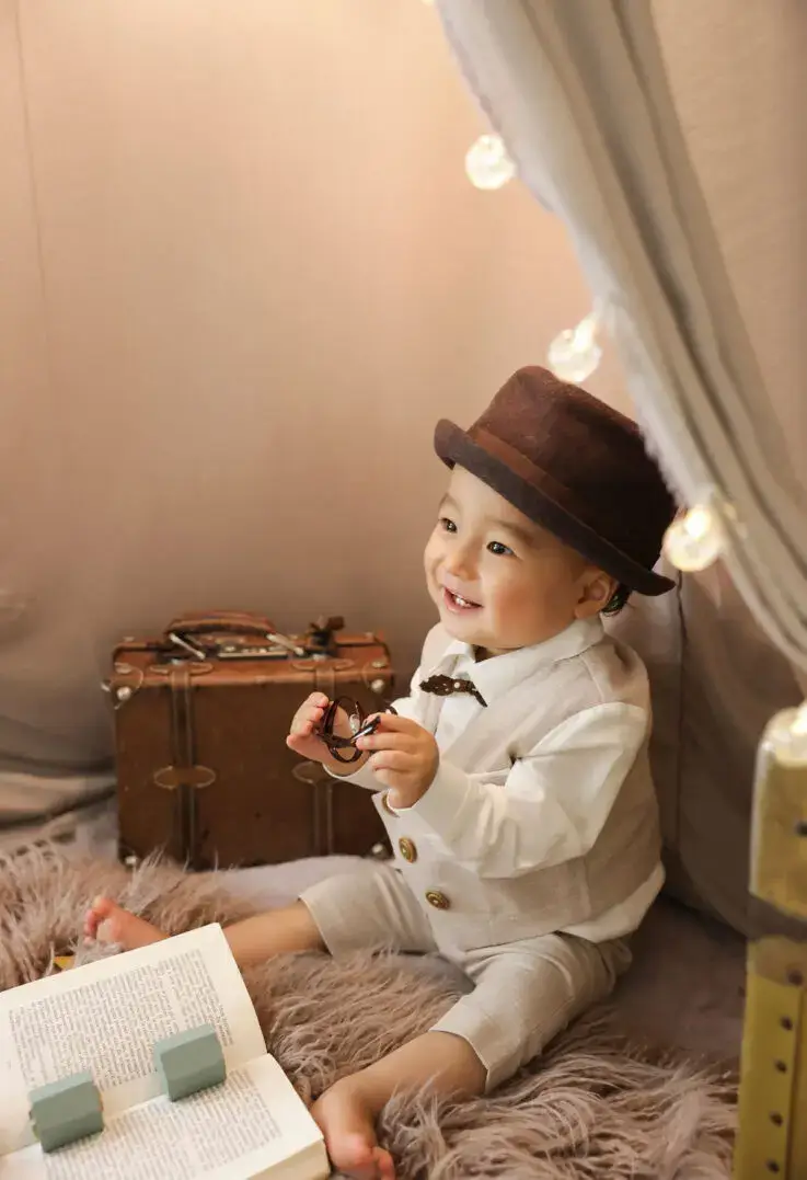 レトロなトランクとテントの中で楽しむ男の子の物語風撮影背景