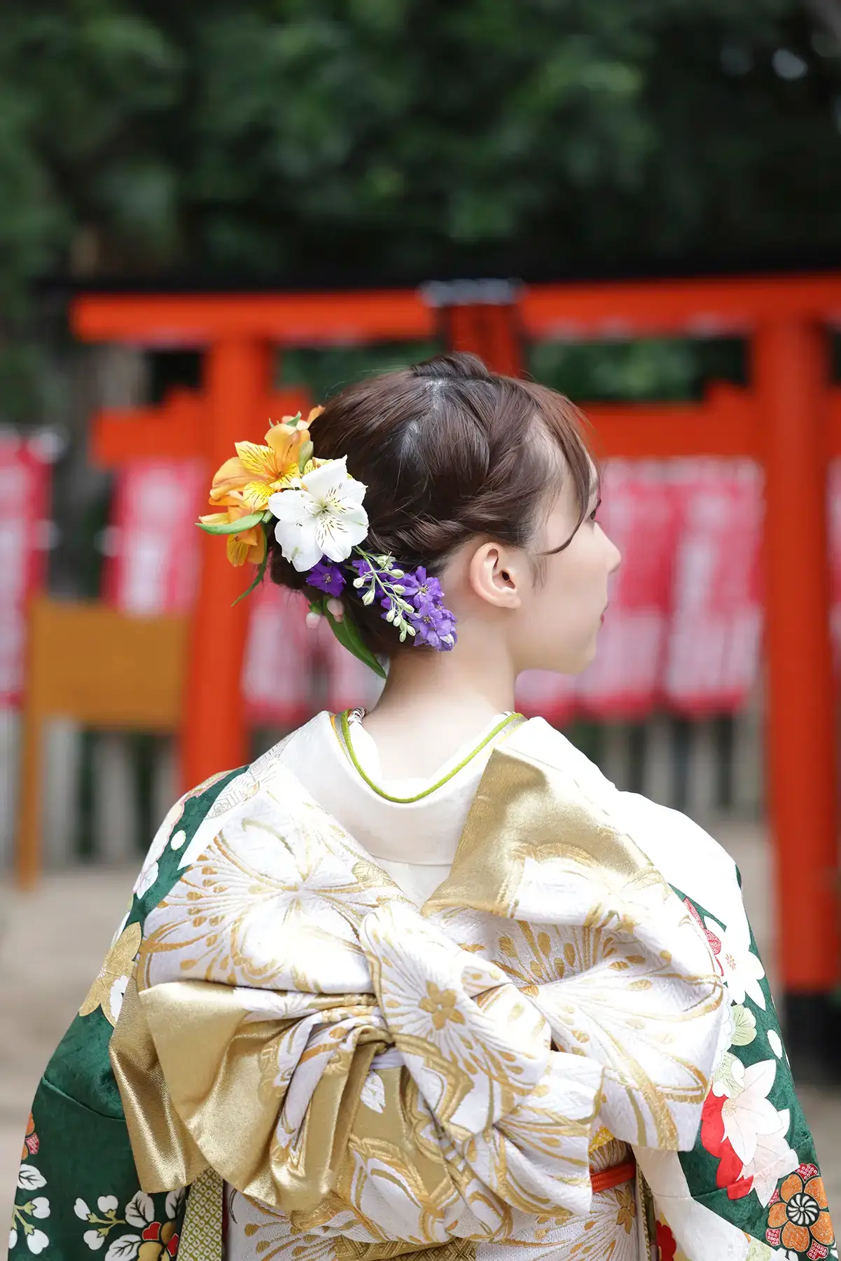 神社で後ろ姿の振袖姿を見せる女性の成人式記念写真