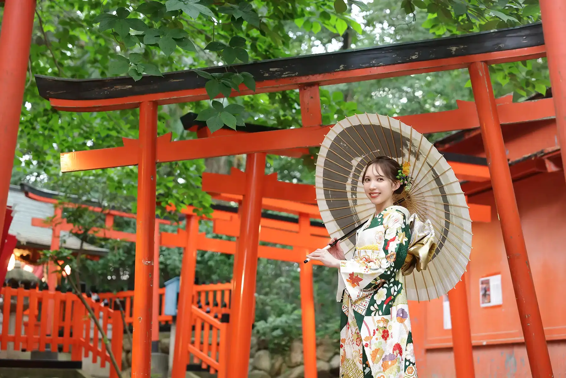 赤い鳥居と番傘が印象的な振袖ロケーション撮影