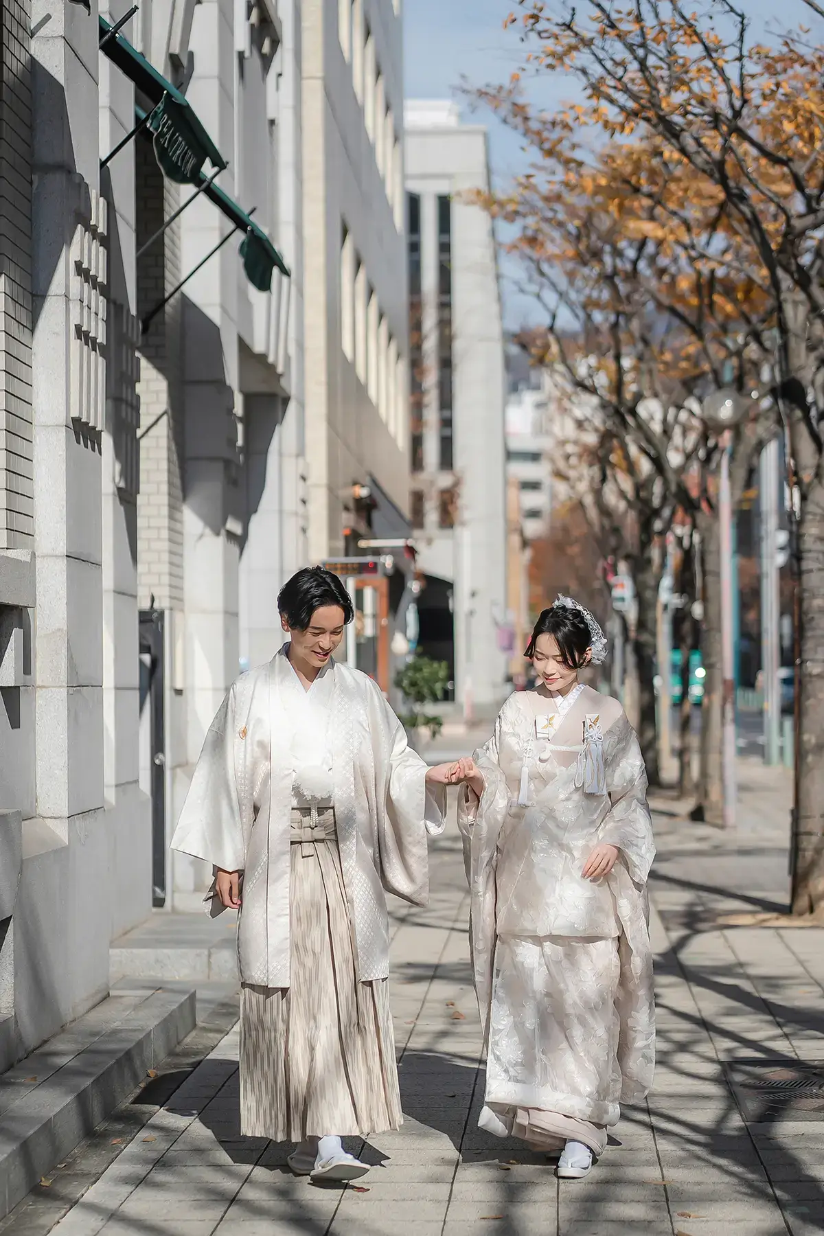 白無垢と白紋付姿で神戸の街を歩く新郎新婦の和装フォトウェディングロケーション撮影