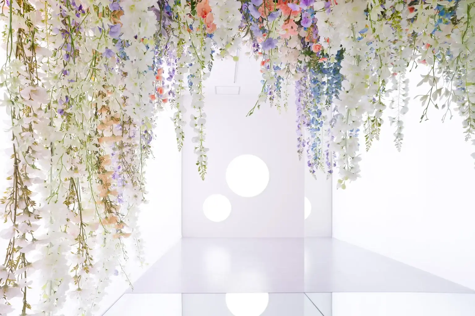 色とりどりの花が天井から咲きこぼれるロマンティックな空間