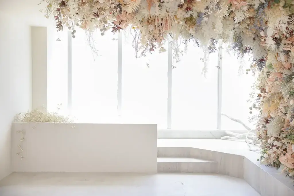 天井から花が垂れる幻想的な白い撮影ブース
