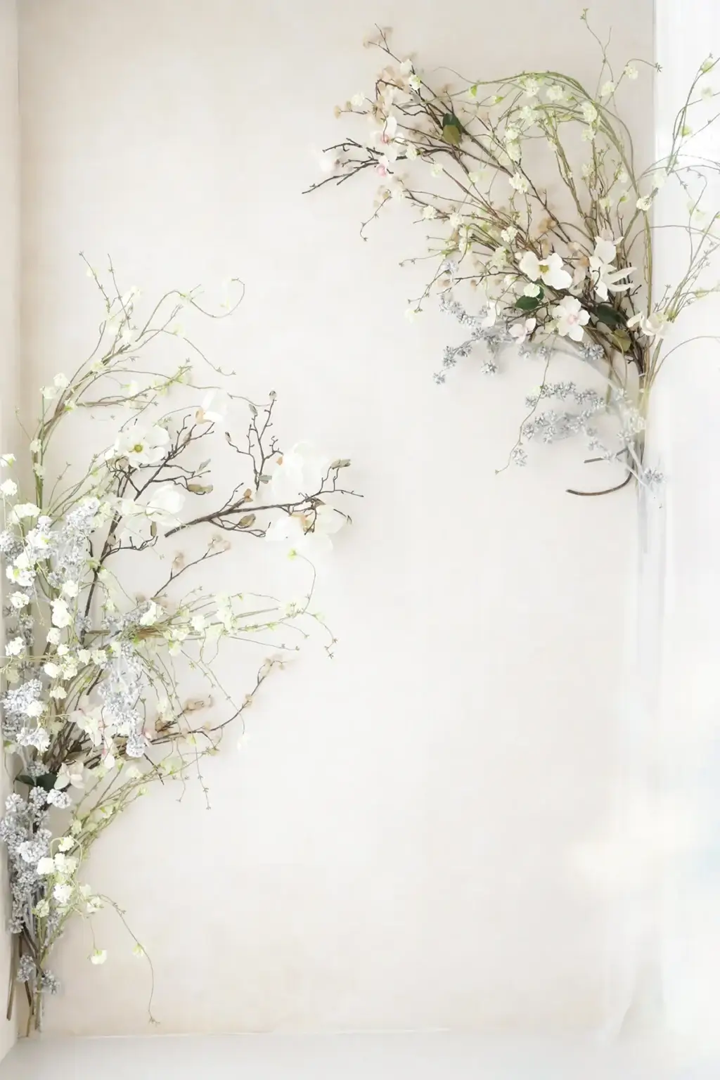 白と淡いグリーンの枝花が美しいシンプルで上品な背景