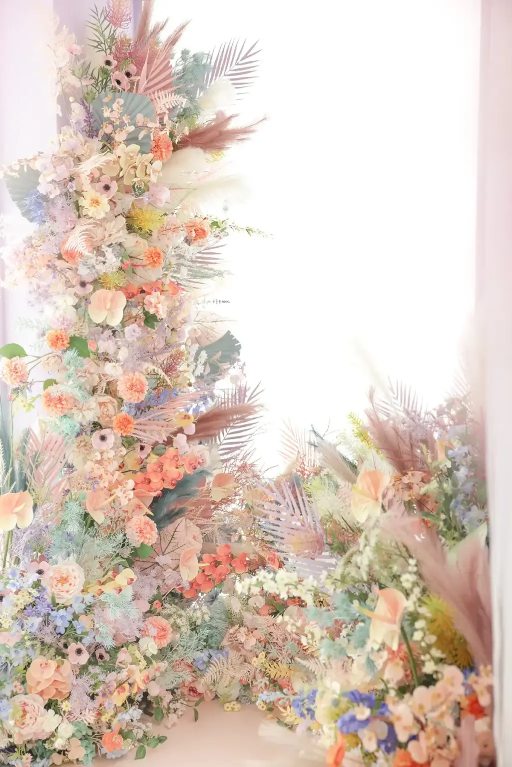 パステルカラーの花々に包まれた、華やかで幻想的な背景装飾