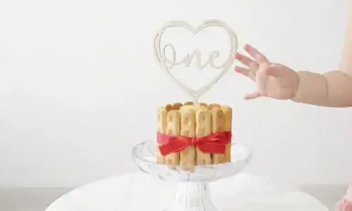 ハートのトッパーが飾られた1歳のバースデーケーキ