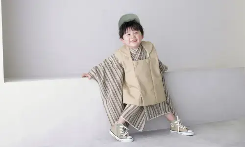 和装とスニーカーを合わせて元気にポーズをとる男の子の七五三写真