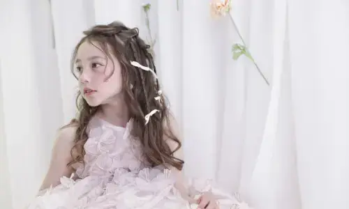 花をあしらったドレス姿の女の子のナチュラルなポートレート