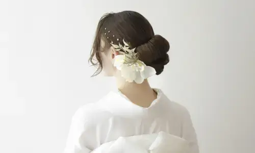 白無垢姿で後ろ姿を見せる和装花嫁の美しいヘアスタイル