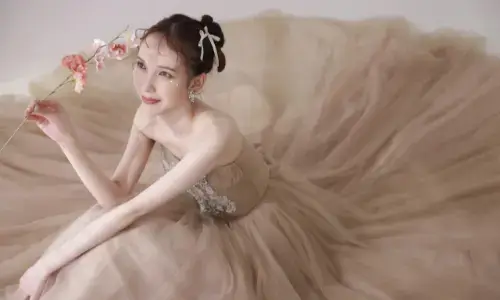 ベージュのチュールドレスを広げて座る華やかなスタジオフォト