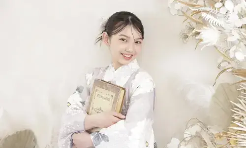 アンティークな本を抱えた袴姿の女の子の卒業記念写真