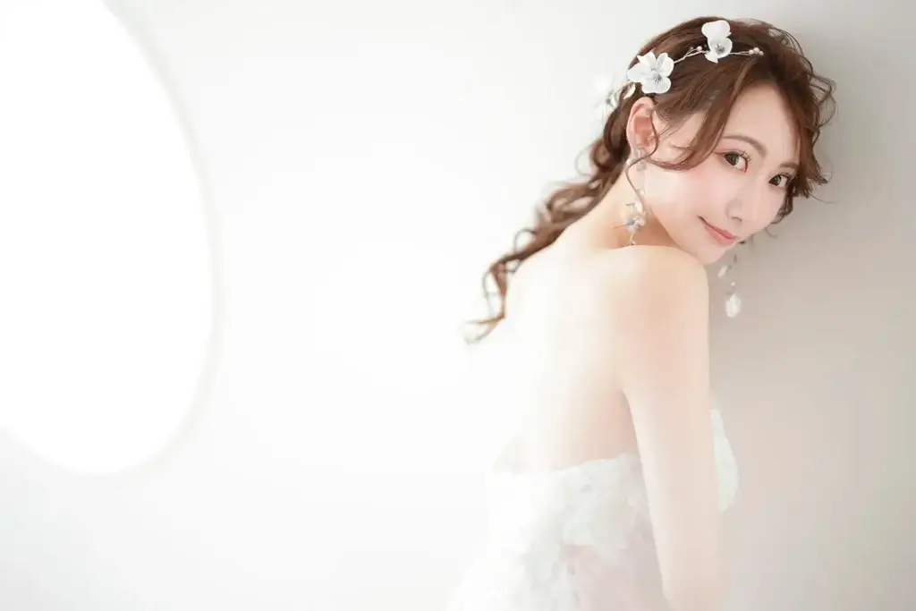 花嫁が微笑みながら視線を向けるナチュラルテイストのスタジオフォト