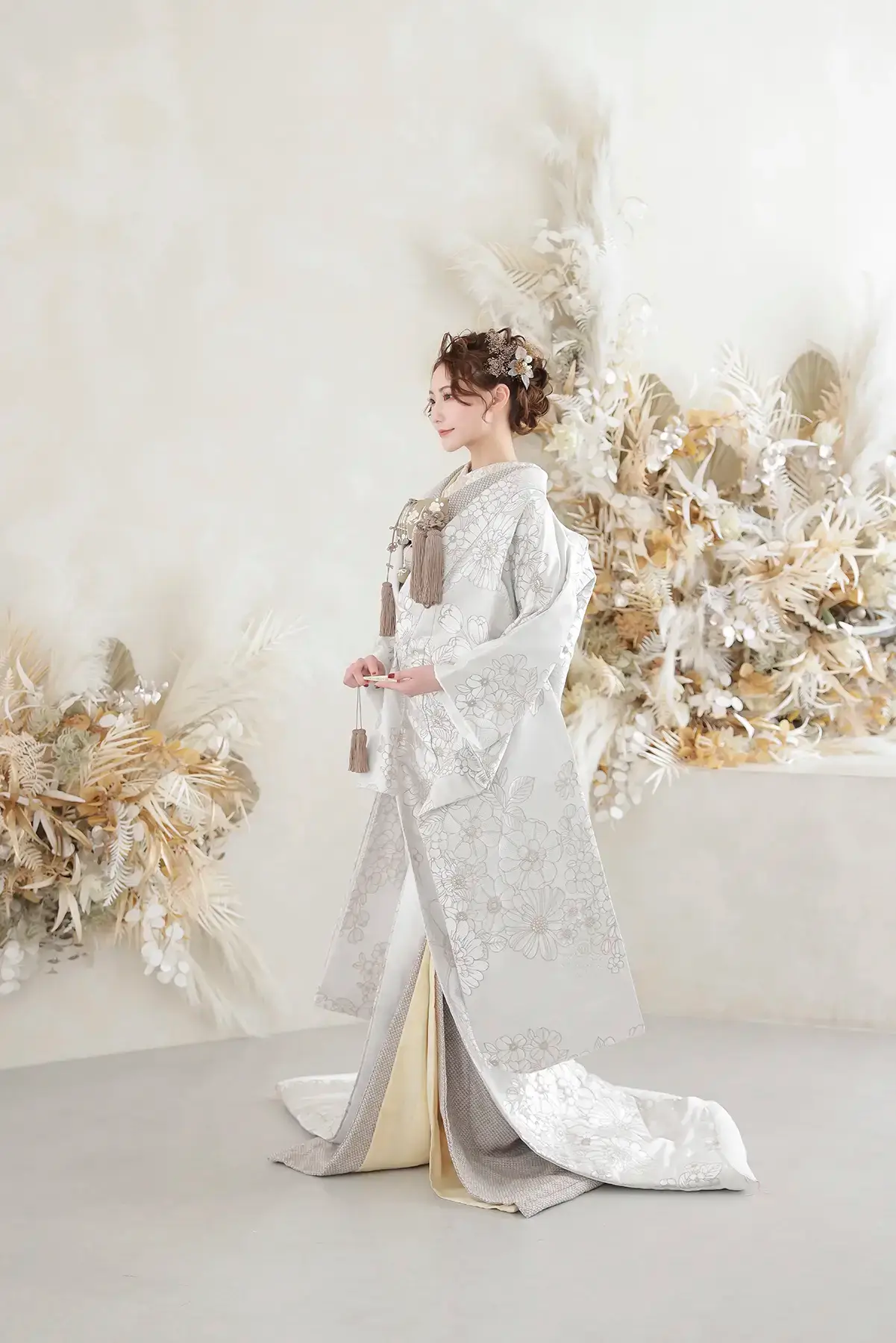 白無垢姿の花嫁がドライフラワーに囲まれて立つ和婚スタジオ撮影